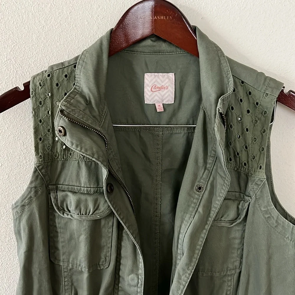 Candie's Sleeveless Vest - Picture 4 of 14
